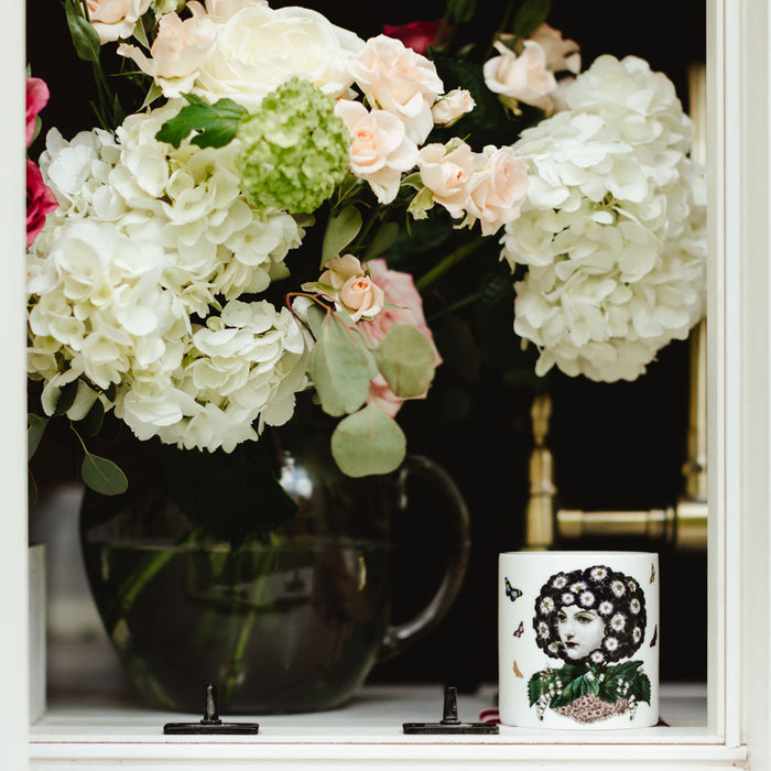Eden 3 Wick Scented ceramic candle, close-up of the hand-decorated illustration and 22ct gold rim