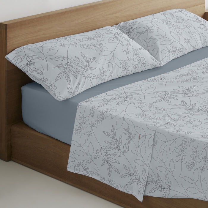 Juego de sábanas estampado Circe acero, escena de cama