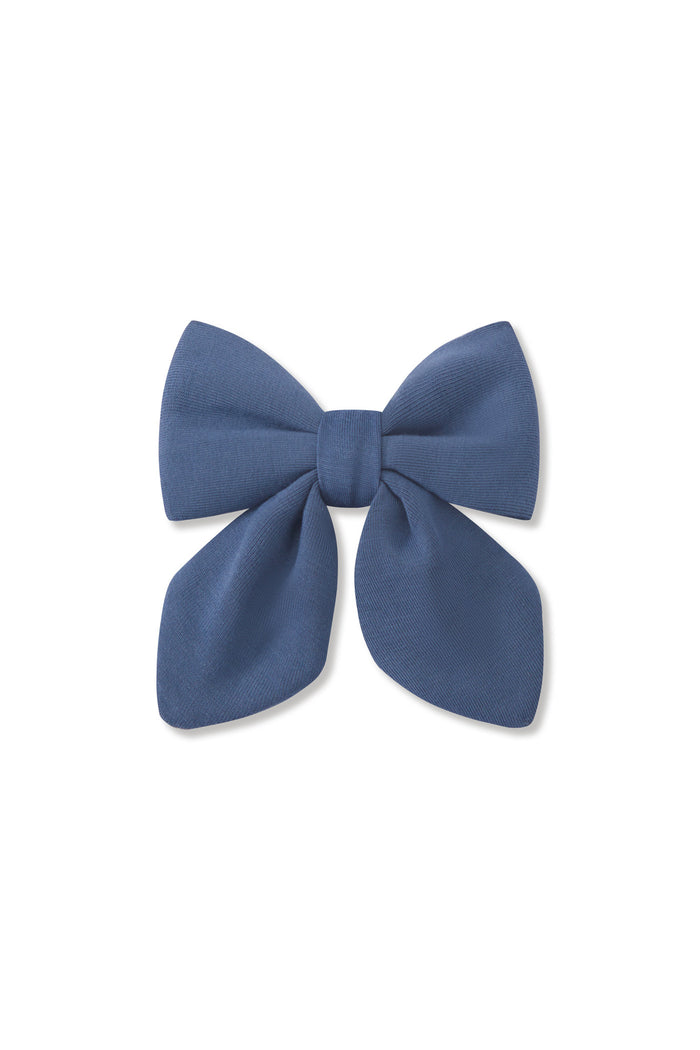 Medium Alligator Clip Bow in Oxford on a white background