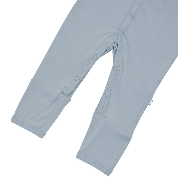 Close up of snaps on legs of the  Kyte Baby Romper in Fog