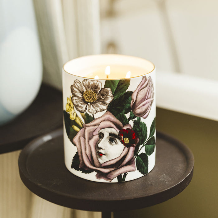 Rosa 3 Wick Scented ceramic candle, close-up of the hand-decorated illustration and 22ct gold rim