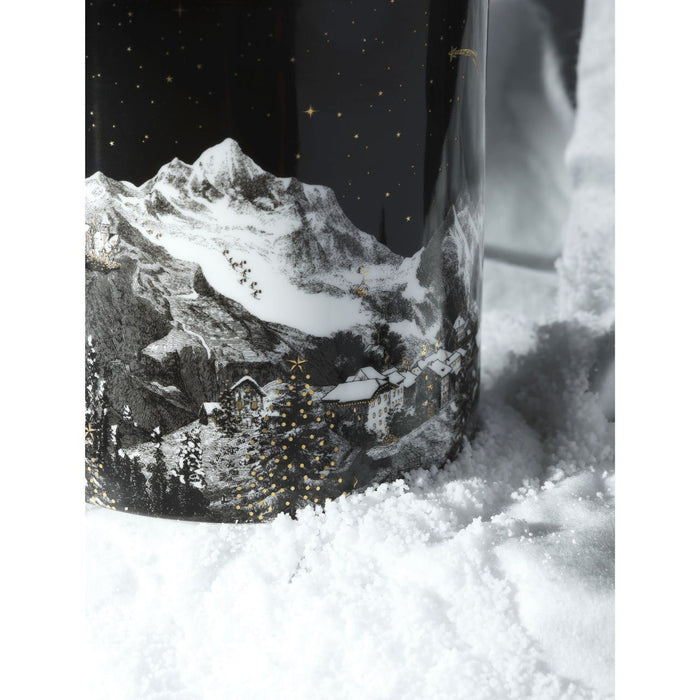 The Alpine Lodge 3 Wick Scented ceramic candle, close-up of the hand-decorated illustration and 22ct gold rim